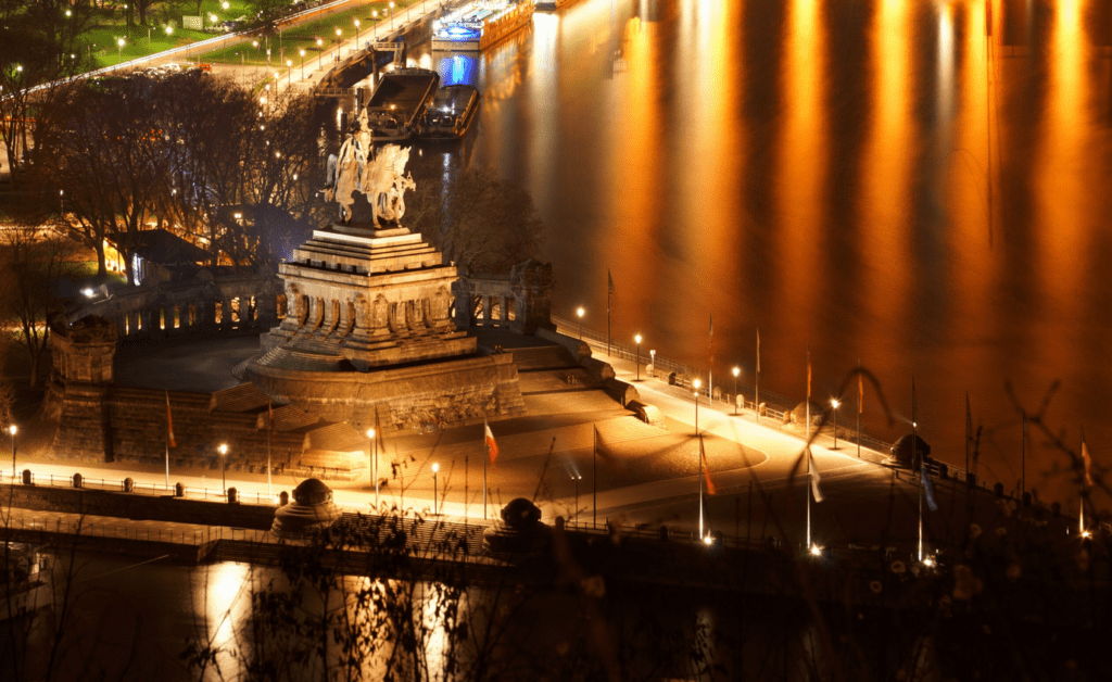 Deutsches Eck bei Nacht